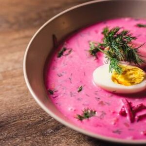 un-exotico-y-ludico-festival-celebra-a-la-sopa-rosa-de-lituania