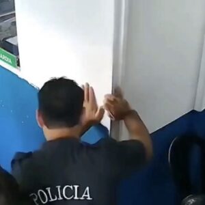 fue-a-realizar-una-denuncia-y-la-policia-se-nego-a-tomarle-la-misma-y-la-golpe