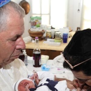 bebe-al-borde-de-la-muerte-por-una-circuncision-en-la-que-se-utilizo-succion-oral-directa