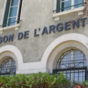 el-campus-de-paris-interviene-despues-de-que-una-residencia-argentina-retirase-la-placa-de-la-dictadura