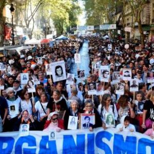 gran-multitud-inunda-la-plaza-de-mayo-para-conmemorar-los-50-anos-del-golpe-de-la-dictadura