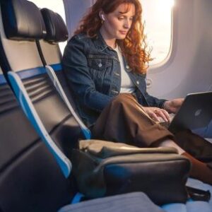 aviones:-en-viajes-largos-se-podran-usar-los-tres-asientos-de-economy-como-cama