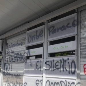 vandalizan-cinco-estaciones-del-mio-en-nueva-marcha-de-estudiantes-de-univalle:-el-dia-anterior-habia-sido-danada-otra-estacion-en-el-sur-de-cali
