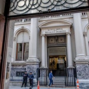 la-mejora-de-la-calificacion-de-argentina-depende-de-la-acumulacion-de-reservas,-dice-fitch