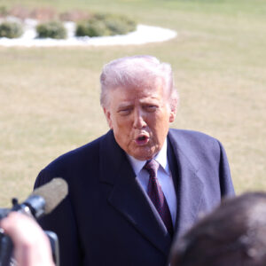 trump-suaviza-sanciones-para-que-empresas-de-eeuu-inviertan-en-sector-minero,-incluido-el-oro