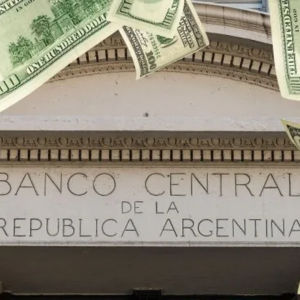 el-bcra-acelero-compra-de-dolares-en-marzo,-pero-las-reservas-sufrieron-su-mayor-caida-mensual-de-la-era-de-javier-milei