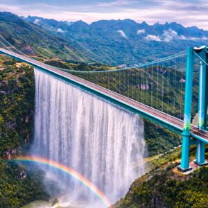 china-rompe-un-record-al-crear-un-puente-con-cascada-que-reduce-los-viajes-a-2-minutos-y-supera-2-veces-el-tamano-de-la-torre-eiffel