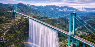 China rompe un récord al crear un puente con cascada que reduce los viajes a 2 minutos y supera 2 veces el tamaño de la Torre Eiffel china-rompe-un-record-al-crear-un-puente-con-cascada-que-reduce-los-viajes-a-2-minutos-y-supera-2-veces-el-tamano-de-la-torre-eiffel