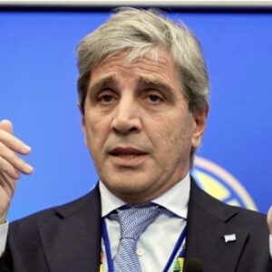 luis-caputo-defendio-a-manuel-adorni:-se-robaban-hasta-el-agua-de-los-floreros