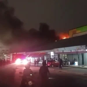 incendio-en-negocio-cerca-a-la-feria-barrio-lindo-causa-preocupacion