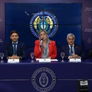 las-autoridades-en-argentina-dicen-que-un-tiroteo-fatal-en-una-escuela-vinculo-a-la-comunidad-criminal-en-linea-de-tcc