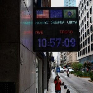 argentina-modifica-reglas-cambiarias-luego-de-que-aumenta-el-costo-de-sacar-dolares