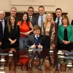 de-la-motosierra-al-aumento-salarial:-los-ministros-argentinos-sacan-provecho-a-pesar-de-la-campana-de-austeridad-de-milei