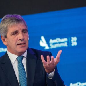 luis-caputo-hablo-de-la-inflacion-y-cruzo-a-los-empresarios:-“cambio-la-musica-y-algunos-no-cambiaron-el-paso”