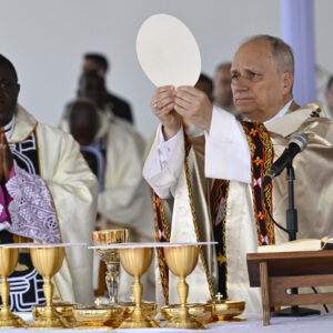 el-papa-desde-camerun:-el-mundo-esta-siendo-destruido-por-unos-pocos-tiranos