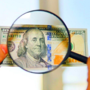 no-aceptes-dolares-sin-hacer-esto:-la-herramienta-que-todos-tienen-y-te-puede-salvar-de-una-estafa