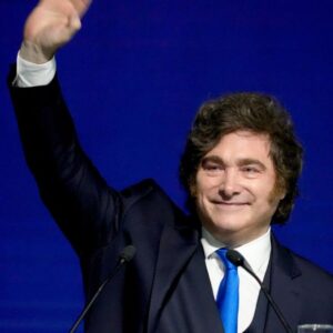 javier-milei-“atado-al-mastil”,-mientras-el-dolar-roza-niveles-de-convertibilidad-y-los-despidos-avanzan-por-goteo