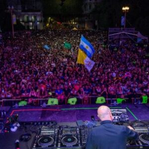el-padre-guilherme,-el-‘dj-priest’,-mezcla-religion-y-rave-en-homenaje-en-buenos-aires-al-papa-francisco