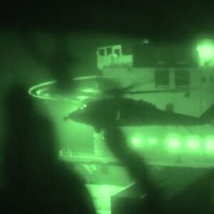 video-les-images-de-larmee-americain,-qui-a-pris-le-controle-du-cargo-iranien-touska-dans-le-detroit-dormuz