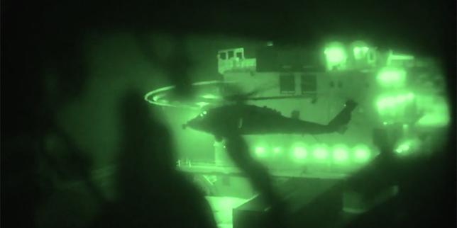 video-les-images-de-larmee-americain,-qui-a-pris-le-controle-du-cargo-iranien-touska-dans-le-detroit-dormuz