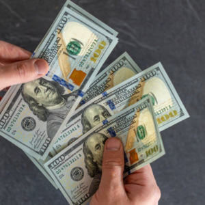 el-dolar-oficial-ya-acumula-mas-de-un-mes-debajo-de-$1.400-ante-el-aumento-de-la-oferta-de-divisas