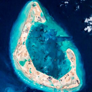 la-isla-artificial-de-china-en-aguas-en-disputa-que-fortaleceria-su-presencia-en-una-de-las-vias-maritimas-mas-importantes-del-mundo.