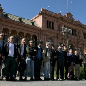 horas-antes-de-la-visita-de-thiel,-milei-prohibe-a-la-prensa-entrar-a-la-casa-rosada-por-denuncia-de-espionaje