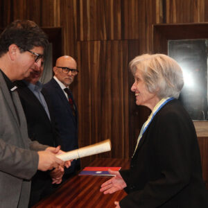 ana-teresa-torres-recibe-la-orden-ucab-por-su-trayectoria-en-literatura-y-psicologia