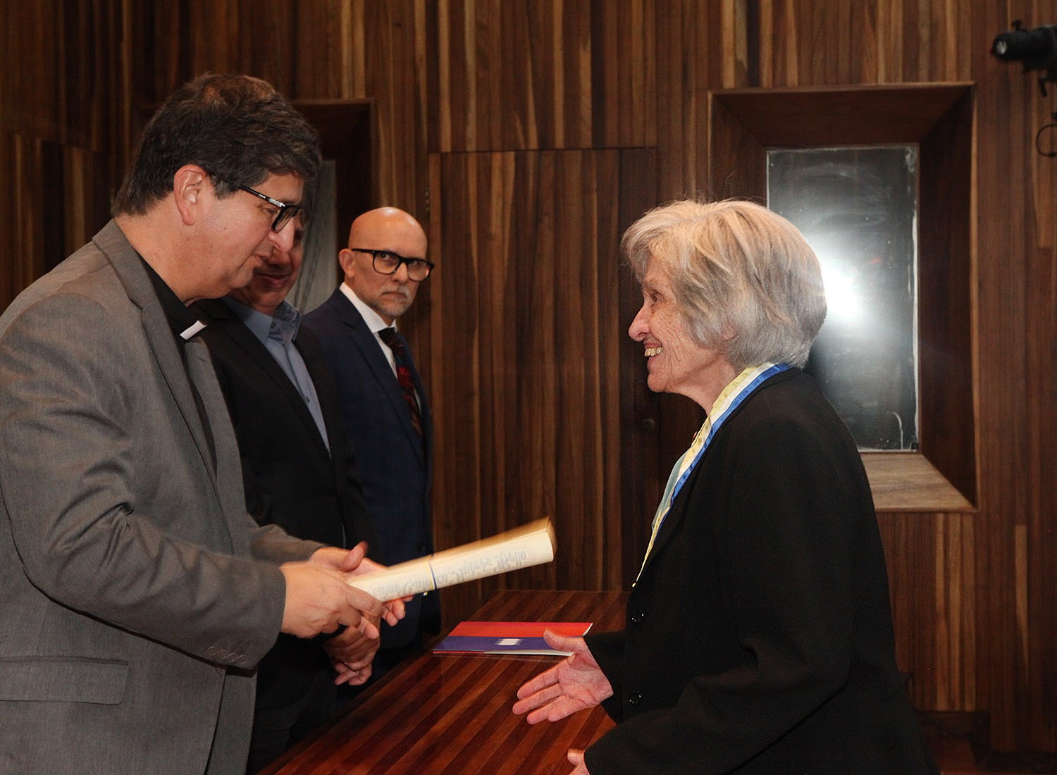 ana-teresa-torres-recibe-la-orden-ucab-por-su-trayectoria-en-literatura-y-psicologia
