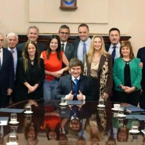milei-duplica-salario-de-ministros-del-gabinete-argentino-mediante-decreto-presidencial