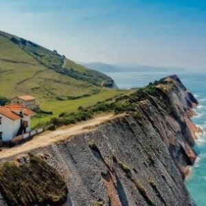 espana-lejos-de-la-masividad:-el-pais-vasco-suma-gastronomia-de-nivel-y-una-costa-de-ensueno