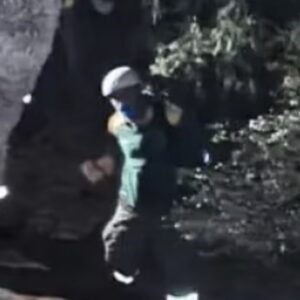 bebe-rodo-por-un-cerro-de-bariloche-al-desprenderse-de-la-mochila-de-sus-padres