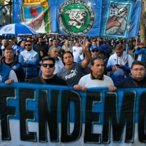 sindicatos-se-manifiestan-en-buenos-aires-contra-milei-antes-de-las-celebraciones-del-dia-del-trabajo