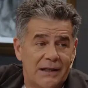 el-mal-momento-de-julian-weich:-el-director-anuncio-el-cierre-de-su-empresa