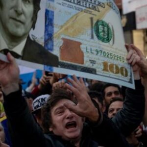 los-argentinos-guardan-dinero-en-efectivo-debajo-de-los-colchones-incluso-cuando-milei-empuja-sus-cuentas-bancarias