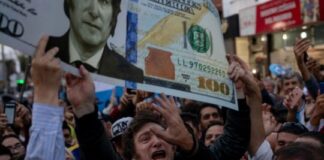 Los argentinos guardan dinero en efectivo debajo de los colchones incluso cuando Milei empuja sus cuentas bancarias los-argentinos-guardan-dinero-en-efectivo-debajo-de-los-colchones-incluso-cuando-milei-empuja-sus-cuentas-bancarias