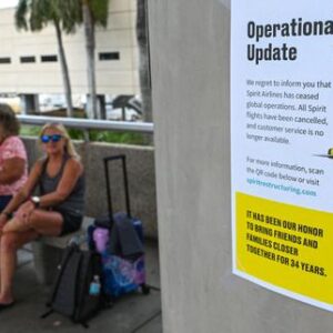 spirit-airlines:-la-compania-aerea-pionera-en-el-low-cost-arresta-todas-sus-actividades