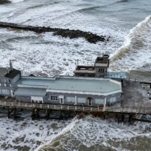 temporal-feroz-en-mar-del-plata:-el-fuerte-oleaje-dano-el-historico-muelle-del-club-de-pesca