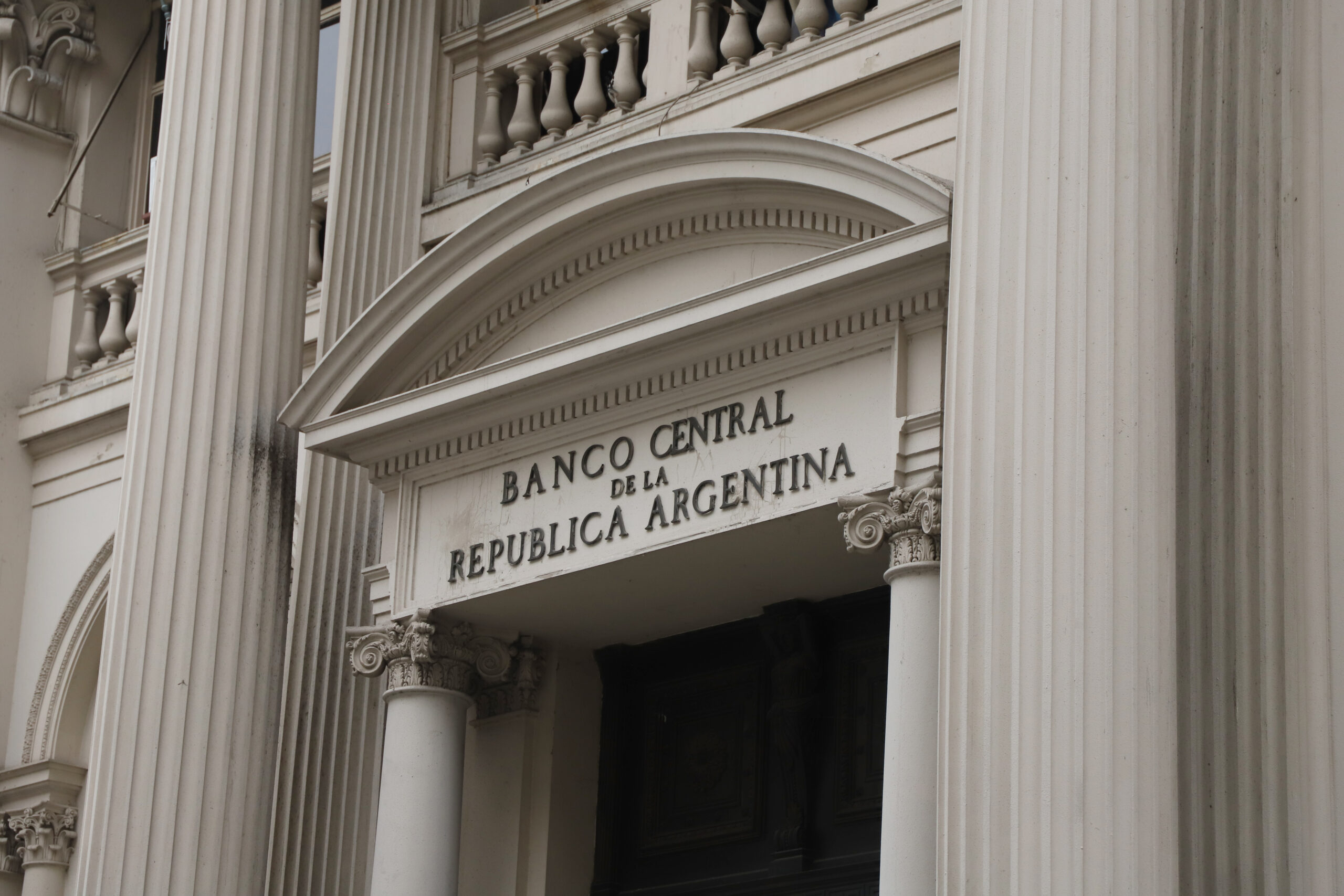 argentinas-country-risk-drops-below-500-points-for-first-time-since-january