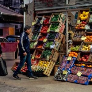 la-inflacion-argentina-se-desacelero-en-abril-por-primera-vez-en-11-meses