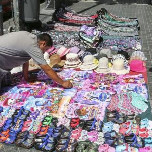 la-venta-ilegal-callejera-cayo-10,9%-en-el-ultimo-ano-en-caba,-aunque-repunto-en-abril