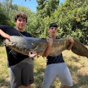 pesca-record:-un-adolescente-logro-sacar-del-ebro-un-siluro-gigante