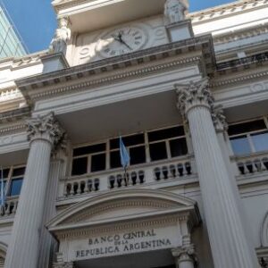 milei-alivia-el-control-del-peso-argentino-mientras-las-reservas-alcanzan-su-maximo-en-siete-anos