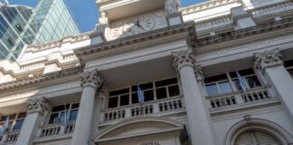 Milei alivia el control del peso argentino mientras las reservas alcanzan su máximo en siete años milei-alivia-el-control-del-peso-argentino-mientras-las-reservas-alcanzan-su-maximo-en-siete-anos