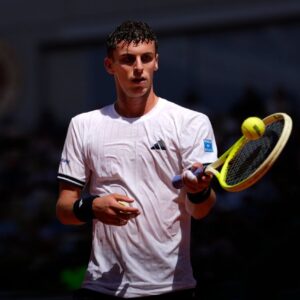 roland-garros-2026:-juan-manuel-cerundolo-makes-history,-eliminates-sinner