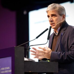 luis-caputo:-“sera-un-2027-atipico,-la-economia-se-va-a-llevar-puesta-a-la-politica-y-el-presidente-ganara-comodamente”