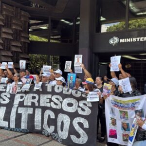 clippve-exige-libertad-inmediata-de-presos-politicos-en-protesta-en-plaza-carabobo