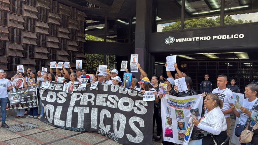 clippve-exige-libertad-inmediata-de-presos-politicos-en-protesta-en-plaza-carabobo