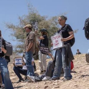 ¡nous-devons-relever-la-tete!:-en-israel,-les-peurs-et-les-maigres-espoirs-du-camp-de-la-paix