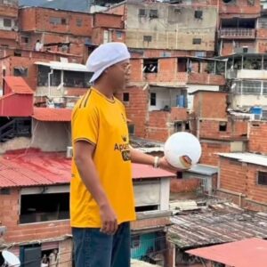 ronaldinho-recibio-un-bano-de-carino-en-petare